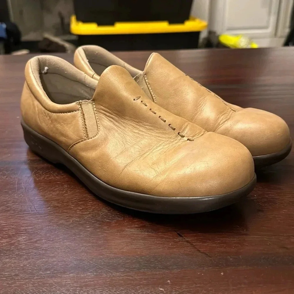 SAS tan women’s slip on flats size 7.5M